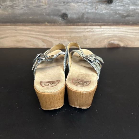 Dankso Shoes Womens 8.5 EU 39 Iridescent Blue Leather Double Strap Clog Sandals - Picture 3 of 12